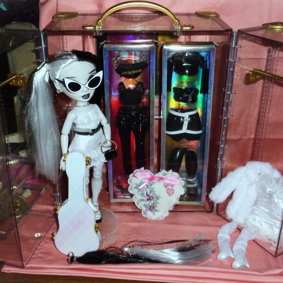 RARE-NEW RAINBOW HIGH TRUNK SET WITH 11